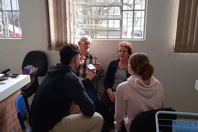 Terceira temporada do Podcast Memórias de Galópolis, realizada por meio da parceria entre Ponto de Memória Inventário Participativo de Galópolis e a Escola Estadual de Ensino Médio Galópolis. As novas entrevistas com os moradores da localidade - abordando diferentes aspectos de suas experiências juvenis - foram gravado pelos estudantes da turma 302, na disciplina da Trilha Pedagógica de Juventudes e Desenvolvimento Pessoal, mediada pela professora Geovana Erlo.Segundo Geovana, “o objetivo das entrevistas foi identificar como foram constituídas as juventudes ao longo do tempo e do espaço de Galópolis, retratando, por meio dos depoimentos de moradores e pessoas ligadas à comunidade, como as experiências juvenis foram se transformando, assim como os seus espaços de sociabilidade”.Os oito episódios trazem depoimentos de moradores como Tatiana e Inês Muner, Júlio César Lorenzi, Elzio e Sueli Tisott, Rita Furlan, Carla e Celina Matté, Therezinha Comerlato Filippi, Fernanda de Souza e Lídia Nicoletti Canale.Eles foram coletados pelos estudantes Ana Julia de Souza, Andressa Pagliosa, Andressa Roberta dos Reis, Andrielle Melo Vaz, Carolina da Silva Reis de Vargas, Cecilia Mendes da Silva, Eduarda Prestes Gubert, Eduardo Echer Padilha, Érica Nunes de Almeida, Evelyn dos Santos Costa, Gabriele Gettert Campanaro, Gabrielly Moraes Boeira, Geovana Bampi, Giovana de Lima de Souza, Isabela Cristina Lemos Lopes de Souza, Jean Vicent Carrizales Leonett, Júlia Arbugeri Perotti, Julia Cruz Klosinski, Julia Rodrigues Leite, Larissa da Silva Vargas, Laura Matté Pattis, Luan Rafael Moraes da Rosa, Luana Wever da Silva, Marina Terres da Silveira Alves, Raissa dos Reis Melara, Sandi Moreira Tadioto, Tayna Figueiredo Alves, Uriel Francisco Isoton e Yorge Jose Rondon Rojas.Na foto: Estudantes Luan Rafael Moraes da Rosa e Andrielle Melo Vaz entrevistam o casal Elzio e Sueli Tisott para o podcast Memórias de Galópolis.<!-- NICAID(15840203) -->