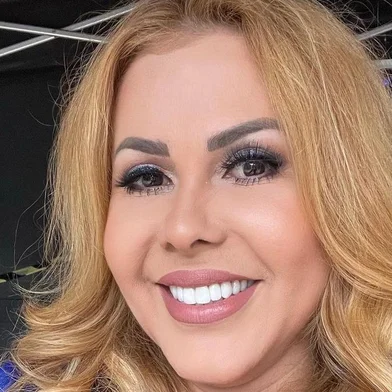 Joelma recebe alta após internação por edema no rosto<!-- NICAID(15121784) -->