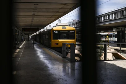This photograph shows a closed and empty Cais do Sodre train station in Lisbon on April 28, 2025, during a massive power cut affecting the entire Iberian peninsula and the south of France. A "massive" power cut late on April 28, 2025 morning affected the whole of the Iberian peninsula and part of France, according to Portuguese electricity network operator REN. (Photo by Patricia DE MELO MOREIRA / AFP)<!-- NICAID(16025911) -->