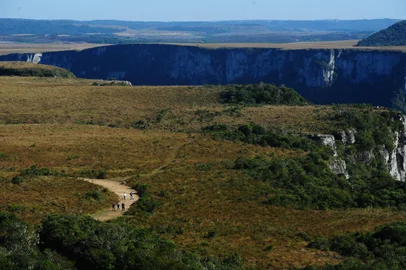 CAMBARÁ DO SUL, RS, BRASIL, 25/05/2022. A reportagem foi até o Cânion Fortaleza, no Parque Nacional da Serra Geral, gerido pelo ICMBio e que está sob concessão da empresa Urbia Cânions Verdes. Entre as novidades, estão a melhoria na sinalização das trilhas e instalação de banheiros e uma loja de conveniência. (Bruno Todeschini/Agência RBS)<!-- NICAID(15106950) -->