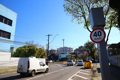 CAXIAS DO SUL, RS, BRASIL, 11/09/2025. Número de acidentes em Caxias do Sul tem redução após instalação dos redutores de velocidade. É a primeira vez que mês de agosto registra menos de 300 acidentes. Na foto, redutor (pardal) instalado na rua Vinte de Setembro quase na esquina com a rua Venâncio Aires. (Porthus Junior/Agência RBS)<!-- NICAID(16122356) -->