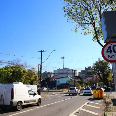 CAXIAS DO SUL, RS, BRASIL, 11/09/2025. Número de acidentes em Caxias do Sul tem redução após instalação dos redutores de velocidade. É a primeira vez que mês de agosto registra menos de 300 acidentes. Na foto, redutor (pardal) instalado na rua Vinte de Setembro quase na esquina com a rua Venâncio Aires. (Porthus Junior/Agência RBS)<!-- NICAID(16122356) -->