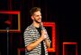 De Paris ao pampa gaúcho: sucesso nas redes, Paul Cabbanes traz novo stand up para o RS