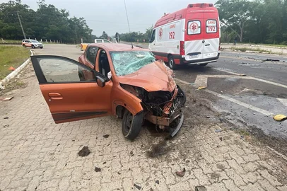 06/12/2025. Acidente grave na RS-118, em Viamão, entre carro e carreta deixa um ferido. Foto: Guilherme Milman / Agência RBS<!-- NICAID(16181659) -->