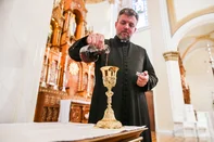 CAXIAS DO SUL, RS, BRASIL, 08/09/2026. Vinho canônico é utilizado diariamente nas missas da Igreja Nossa Senhora de Lourdes, em Caxias do Sul. Garrafa costuma durar em torno de uma semana, segundo o pároco, Jocimar Romio, que está há dois anos e meio à frente das atividades do templo.(Neimar De Cesero/Grupo RBS)Indexador: Neimar De Cesero<!-- NICAID(16361264) -->