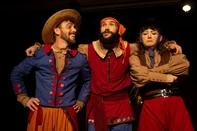 Grupo leva o espetáculo “Oh de Casa – Contos Tropeiros”, com músicas e histórias, a cidades atingidas pelas enchentes de 2024A Cia Garagem de Teatro e a Benov Produções vão levar o espetáculo “Oh de Casa – Contos Tropeiros” às cidades de Lajeado, Estrela e Santa Tereza. A circulação começa dia 25 de abril, em Lajeado, seguindo dia 28 para Estrela e chegando a Santa Tereza dia 05 de maio. As apresentações foram contempladas pelo Edital Sedac 29/2024, Política Nacional Aldir Blanc de Fomento à Cultura e visam levar momentos de arte e cultura para as cidades atingidas pela catástrofe climática de 2024.<!-- NICAID(16019369) -->