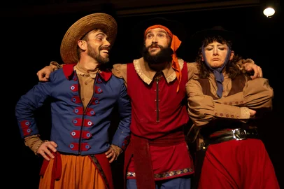 Grupo leva o espetáculo “Oh de Casa – Contos Tropeiros”, com músicas e histórias, a cidades atingidas pelas enchentes de 2024A Cia Garagem de Teatro e a Benov Produções vão levar o espetáculo “Oh de Casa – Contos Tropeiros” às cidades de Lajeado, Estrela e Santa Tereza. A circulação começa dia 25 de abril, em Lajeado, seguindo dia 28 para Estrela e chegando a Santa Tereza dia 05 de maio. As apresentações foram contempladas pelo Edital Sedac 29/2024, Política Nacional Aldir Blanc de Fomento à Cultura e visam levar momentos de arte e cultura para as cidades atingidas pela catástrofe climática de 2024.<!-- NICAID(16019369) -->