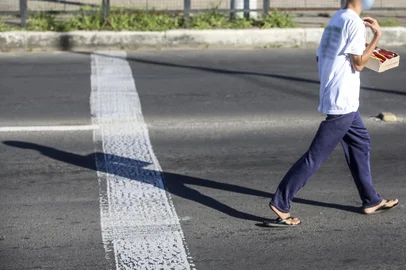 PORTO ALEGRE, RS, BRASIL - Fotos para matéria especial sobre crianças e adolescentes em situação vulnerabiidade social, pedintes e vendedores em esquinas de Porto Alegre. Na foto: G. 15 anos, toda vez que o semáforo fecha e ele vai vender, faz o sinal da cruz (Foto: ANDRÉ ÁVILA/ Agência RBS)Indexador: Andre Avila<!-- NICAID(14823030) -->