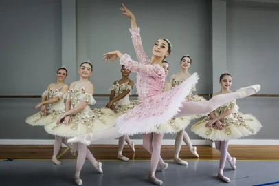 PORTO ALEGRE, RS, BRASIL, 02-12-2021: Bailarinas durante ensaio de A Bela Adormecida na sala de ensaio do Ballet Vera Bublitz. (Foto: Mateus Bruxel / Agencia RBS)Indexador: Mateus Bruxel<!-- NICAID(14957221) -->