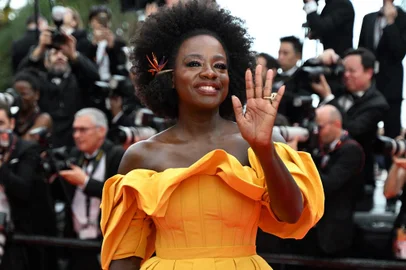 US actress Viola Davis waves as she arrives for the screening of the film "Top Gun : Maverick" during the 75th edition of the Cannes Film Festival in Cannes, southern France, on May 18, 2022. (Photo by PATRICIA DE MELO MOREIRA / AFP)<!-- NICAID(15102915) -->