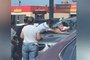 Homem quebra vidro do próprio carro nos EUA para salvar bebê do calor intenso