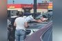 Homem quebra vidro do próprio carro nos EUA para salvar bebê do calor intenso