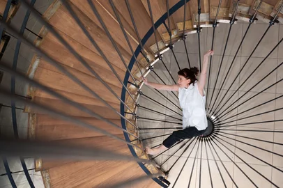Mostra é composta de performance, livro, vídeo, desenhos e instalação que derivam de um processo continuado de pesquisa feita de forma colaborativa denominada Projeto ÔNo próximo dia 23 de abril, na Galeria de Artes do Centro de Cultura Henrique Ordovás Filho, a artista visual e bailarina caxiense Cristina Lisot apresenta a exposição “Curvar”. A mostra faz parte de um projeto maior, intitulado Projeto Ô, premiado pelo Edital Sedac – RS de 2023 para Criação Artística. O trabalho deriva de diversas frentes de criação artística feitas de forma colaborativa com artistas e pesquisadores de Caxias do Sul.Na foto, Cristina Lisot<!-- NICAID(16018915) -->