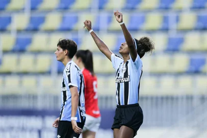 O segundo Gre-Nal do Brasileirão Feminino sub-20 terminou com empate em 2 a 2. Na tarde desta terça-feira (10), em partida válida pela quarta rodada da competição nacional, as Gurias Coloradas chegaram a abrir por 2 a 0, com gols de Mileninha e Alice. Mas viram as Gurias Gremistas buscarem a igualdade, com Luany e Gaby Santos.<!-- NICAID(15092602) -->