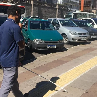 Analista e desenvolvedor de sistemas Giovani França Pereira, 28 anos. Ele é deficiente visual e testou o piso tátil da Praça Dante Alighieri, em Caxias do Sul. <!-- NICAID(14712362) -->