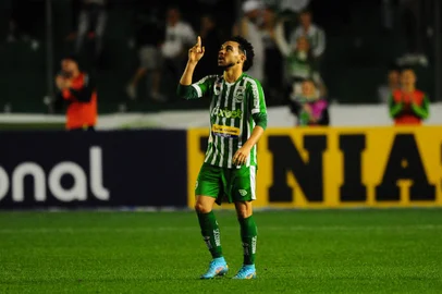 CAXIAS DO SUL, RS, BRASIL, 02/07/2022. Juventude x Atlético-MG, jogo válido pela 15ª rodada da Série A do Campeonato Brasileiro e realizado no estádio Alfredo Jaconi. Comemoração do gol do Juventude marcado pelo  lateral-esquerdo Moraes. (Porthus Junior/Agência RBS)<!-- NICAID(15138614) -->