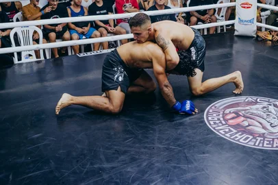 A sétima edição do JVT Fight Night aconteceu nesse sábado (15) e contou com mais de 20 combates de diferentes artes marciais.<!-- NICAID(15978312) -->