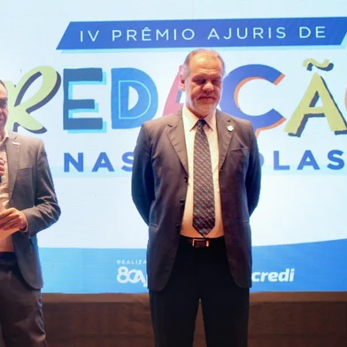 Estão abertas as inscrições para a quarta edição do Prêmio Ajuris de Redação nas Escolas. A premiação, destinada aos alunos de ensinos Fundamental e Médio das escolas públicas gaúchas, propõe que os estudantes reflitam sobre o papel da Justiça nos tempos extremos que vivemos.<!-- NICAID(16025978) -->