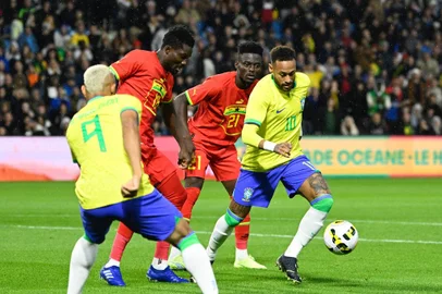 Brazil's Neymar Jr (R) vies with Ghana's Iddrisu Baba during the friendly football match between Brazil and Ghana at the Oceane Stadium in Le Havre, northwestern France on September 23, 2022. (Photo by Damien MEYER / AFP)Editoria: SPOLocal: Le havreIndexador: DAMIEN MEYERSecao: soccerFonte: AFPFotógrafo: STF<!-- NICAID(15215730) -->