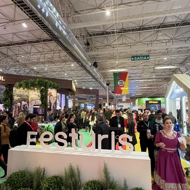GRAMADO, RS, BRASIL, 08/11/2025. 37° edição da Feira Internacional de Turismo em Gramado. Evento debate tendências do mercado, comportamento do turista e promove  rodadas de negócios; Edição deste ano conta com 64 destinos internacionais e espera receber mais de 17 mil participantes. (Gabriel Costa/Agência RBS)<!-- NICAID(16163572) -->