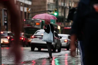 Porto Alegre, RS, BrasilClima. Chuva e umidade antecipam chegada de ar polar que deve provocar o primeiro frio intenso do ano.<!-- NICAID(16046627) -->