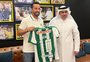 Em visita ao Catar, Nenê entrega camisa do Juventude a sheik