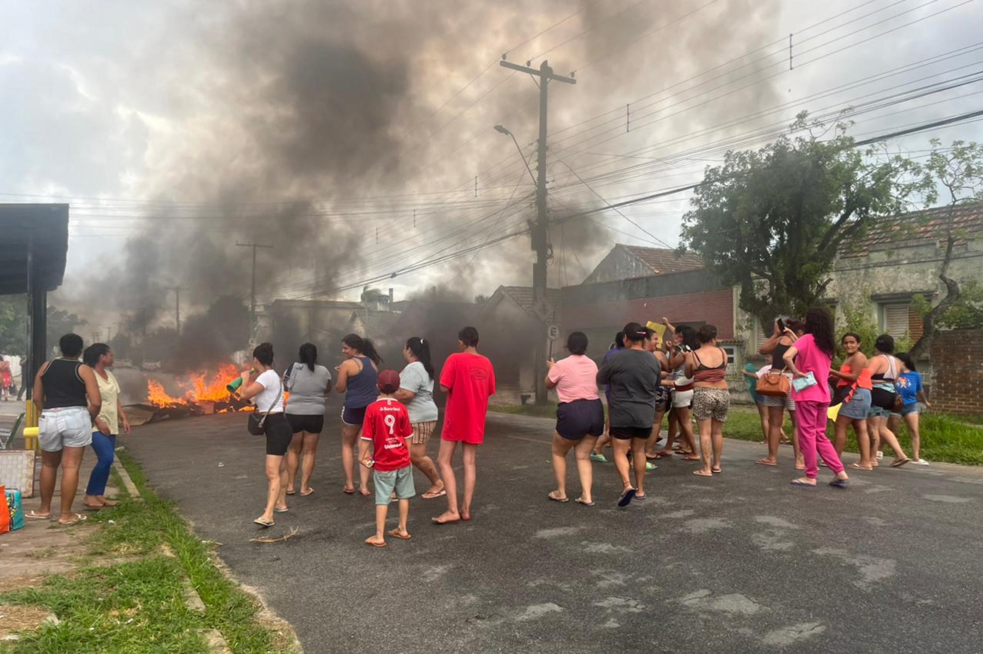 Detento &eacute; baleado durante interven&ccedil;&atilde;o policial no Pres&iacute;dio de Pelotas e familiares protestam; veja v&iacute;deo