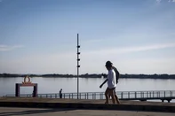 PORTO ALEGRE, RS, BRASIL - 2025.05.05 - Veranico de Maio. Calor no centro de Porto Alegre no início de Maio. (Foto: André Ávila/ Agência RBS)Indexador: Andre Avila<!-- NICAID(16030302) -->