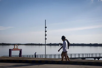 PORTO ALEGRE, RS, BRASIL - 2025.05.05 - Veranico de Maio. Calor no centro de Porto Alegre no início de Maio. (Foto: André Ávila/ Agência RBS)Indexador: Andre Avila<!-- NICAID(16030302) -->