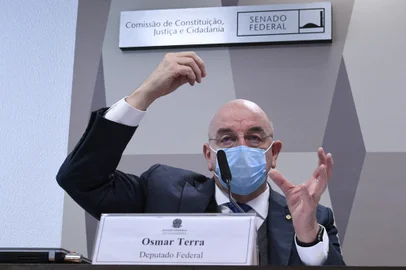ComissÃ£o Parlamentar de InquÃ©rito da Pandemia (CPIPANDEMIA) realiza oitiva do ex-ministro da Cidadania, apontado como integrante do âgabinete paraleloâ que orientava o presidente da RepÃºblica no enfrentamento ao coronavÃ­rus. Ele deve depor na condiÃ§Ã£o de convidado e esclarecer ainda sobre a estratÃ©gia de âimunizaÃ§Ã£o coletiva ou imunizaÃ§Ã£o de rebanho".Ã mesa, em pronunciamento, ex-ministro da Cidadania, deputado Osmar Terra (MDB-RS).Foto: Edilson Rodrigues/AgÃªncia SenadoLocal: BrasÃ­liaIndexador: Edilson RodriguesFonte: AgÃªncia SenadoFotógrafo: e<!-- NICAID(14815124) -->