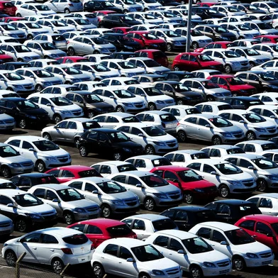 PORTO ALEGRE,  RS-  BRASIL, 16/07/2013, 14:00HS - GM faz lançamento dos carros Onix e Prisma na fábrica de Gravataí.  Pátio da GM lotado de carros. (FOTO: FERNANDO GOMES / ZERO HORA)<!-- NICAID(9580576) -->