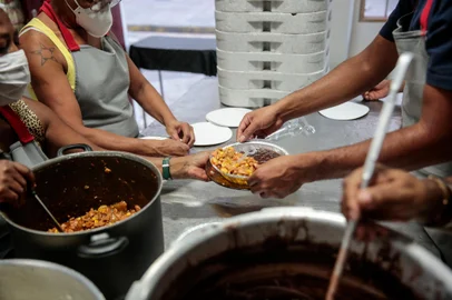 PORTO ALEGRE, RS, BRASIL - 06/04/2021ONG Misturaí distribui marmitas para pessoas em situação de vulnerabilidade<!-- NICAID(14751836) -->
