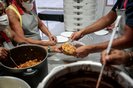 PORTO ALEGRE, RS, BRASIL - 06/04/2021ONG Misturaí distribui marmitas para pessoas em situação de vulnerabilidade<!-- NICAID(14751836) -->