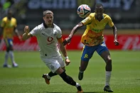Borussia Dortmund's Austrian midfielder #20 Marcel Sabitzer (L) and Sundowns' Zimbabwean defender #29 Divine Lunga fight for the ball during the FIFA Club World Cup 2025 Group F football match between South Africa's Mamelodi Sundowns and Germany's Borussia Dortmund at the TQL stadium in Cincinnati on June 21, 2025. (Photo by Federico PARRA / AFP)<!-- NICAID(16064767) -->