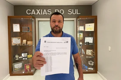 O vereador Lucas Caregnato (PT) protocolou na quinta-feira, na prefeitura, ofício que requer informações sobre o andamento de 50 indicações realizadas desde o início de seu mandato. <!-- NICAID(15303395) -->