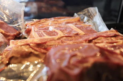 CAXIAS DO SUL, RS, BRASIL. 17-09-2025. Carro-chefe para a Semana Farroupilha do açougue Assim Assado, do bairro Bela Vista, em Caxias é o costelão. Empreendimento, fundado em 2022, vê aumento entre 10% a 20% nas vendas no mês de setembro.<!-- NICAID(16126497) -->