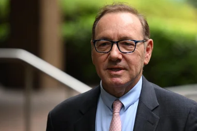 US actor Kevin Spacey leaves Southwark Crown Court in London on June 28, 2023. Oscar-winning Hollywood actor Kevin Spacey was due in a London court on Wednesday to stand trial for a dozen sexual offences which allegedly occurred more than a decade ago. (Photo by Daniel LEAL / AFP)<!-- NICAID(15470338) -->