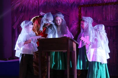 SANTA LÚCIA DO PIAÍ, CAXIAS DO SUL, RS, BRASIL 08/12/2023A encenação do Nascimento do Menino Jesus foi o ponto alto da programação da 29º Natal da Esperança de Santa Lúcia do Piaí, que aconteceu neste sábado (9). A apresentação ocorreu no salão paroquial do distrito. A peça artística reuniu atores da comunidade, com participação especial vocal de Endrigo Costa e Daniela Almeida, teclados Manoel Izaguirry e Alam Junior Rigotti e estudantes do projeto de música da Escola Municipal Santa Lúcia. Além da encenação, o evento contou com a chegada do Papai Noel.(Diego Dall'Agnol)<!-- NICAID(15622353) -->