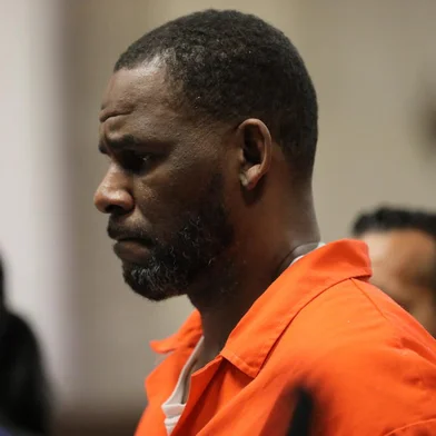 (FILES) In this file photo taken on September 17, 2019 singer R. Kelly appears during a hearing at the Leighton Criminal Courthouse in Chicago, Illinois. - A US federal judge on June 29, 2022 was set to sentence disgraced R&B singer R. Kelly nearly a year after he was convicted of leading a decades-long effort to recruit and trap teenagers and women for sex. Prosecutors have urged the court to put the "I Believe I Can Fly" artist behind bars for at least 25 years, saying he still "poses a serious danger to the public." (Photo by Antonio PEREZ / POOL / AFP)Editoria: ACELocal: ChicagoIndexador: ANTONIO PEREZSecao: celebrityFonte: POOLFotógrafo: STR<!-- NICAID(15136330) -->