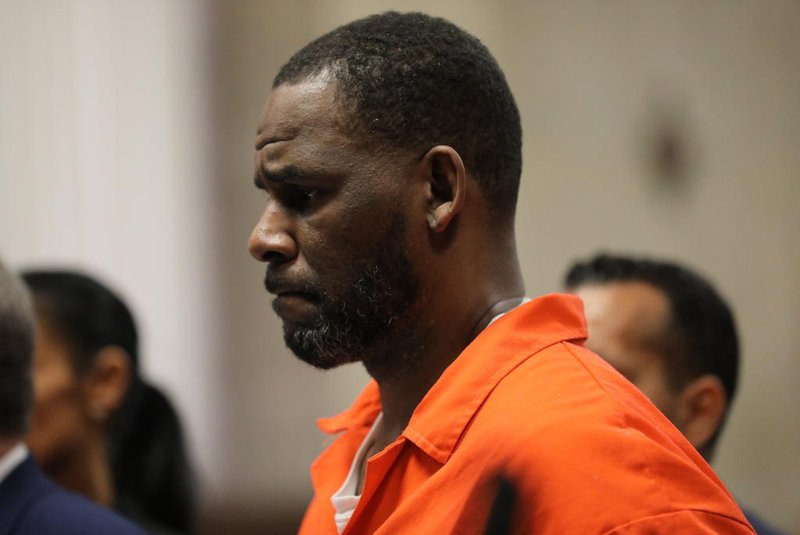 (FILES) In this file photo taken on September 17, 2019 singer R. Kelly appears during a hearing at the Leighton Criminal Courthouse in Chicago, Illinois. - A US federal judge on June 29, 2022 was set to sentence disgraced R&B singer R. Kelly nearly a year after he was convicted of leading a decades-long effort to recruit and trap teenagers and women for sex. Prosecutors have urged the court to put the "I Believe I Can Fly" artist behind bars for at least 25 years, saying he still "poses a serious danger to the public." (Photo by Antonio PEREZ / POOL / AFP)Editoria: ACELocal: ChicagoIndexador: ANTONIO PEREZSecao: celebrityFonte: POOLFotógrafo: STR<!-- NICAID(15136330) -->