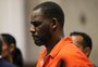 Cantor R. Kelly é condenado por abuso sexual de adolescentes e pornografia infantil nos Estados Unidos