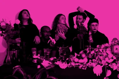 Aline Chaves / Divulgação Exposição coletiva “Naturezas-mortas-vivas” reúne dezenove artistas visuais no Porto Coletivo a partir de 5 de novembroA exposição ocupa a Galeria do espaço Ponto Coletivo em Caxias do Sul Período expositivo: 5 de Novembro a 29 de Novembro de 2025Local: Ponto Coletivo (R. Andrade Neves 573, Caxias do Sul/RS)Artistas: Adriel Cardoso, Allef, Arthur Della, Celso Bordignon, Coletivo UN, Fabio Varela, Gesiel Oliveira, Marcos Leal, Marina Luisa, Marina Procházka, Marina Rombaldi, Nicole Martinato, Nilton Dondé, Pedro Bah, Pedro EMCB, Rafael Dambros, Renan Isoton, Verlu Macke e Vivi Pascoal Organização e curadoria: Marina Luísa Almeida, Nilton Dondé e Rafael DambrosFOTO: Coletivo UN<!-- NICAID(16159988) -->