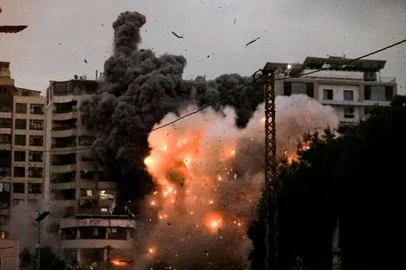 A fireball erupts from the site of an Israeli airstrike that targeted the area of Tayouneh in Beirut's southern suburbs on November 25, 2024, amid the ongoing war between Israel and Hezbollah. Israel conducted strikes against Hezbollah's Beirut stronghold on November 25 and battles raged in Lebanon's south after the Iran-backed militant group claimed 50 attacks on Israeli targets the day before. (Photo by AFP)Editoria: WARLocal: BeirutIndexador: -Secao: warFonte: AFPFotógrafo: STR<!-- NICAID(15921344) -->