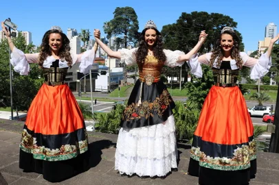 Novos trajes das soberanas da Festa da Uva. <!-- NICAID(15609036) -->