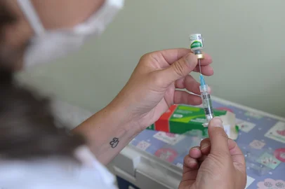 CAXIAS DO SUL, RS, BRASIL, 10/12/2022. Diante da baixa cobertura vacinal e do aumento de casos de meningite registrados na cidade, a Secretaria Municipal de Saúde (SMS) promove mais um mutirão de vacinação até às 14h deste sábado (10). A vacinação é voltada para crianças de três meses a cinco anos. Desde às 10h, o movimento é constante nas 24 Unidades Básicas de Saúde (UBSs) que abriram para aplicar as doses. (Bruno Todeschini/Agência RBS)Indexador: BTK<!-- NICAID(15292011) -->