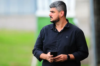 CAXIAS DO SUL, RS, BRASIL, 04/04/2022. A SER Caxias apresentou na tarde desta segunda-feira o novo técnico para a temporada 2022. O técnico Luan Carlos e o auxiliar Kinho Forgiarini já comandaram um treino no CT Baixada Rubra/Vanderlei Bersaghi. Na foto, gerente de futebol Filipi Cruz. (Porthus Junior/Agência RBS)Indexador:                                 <!-- NICAID(15059801) -->