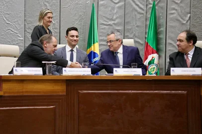 Posse do novo presidente do TRE. Na foto: presidente do Tribunal de Justiça, Alberto Delgado Neto, procurador-geral do Estado em exercício, Thiago Josué Ben, desembargador e presidente do Tribunal Regional Eleitoral, Mario Crespo Brum, e deputado estadual Thiago Duarte.<!-- NICAID(16047646) -->