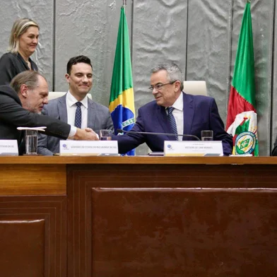 Posse do novo presidente do TRE. Na foto: presidente do Tribunal de Justiça, Alberto Delgado Neto, procurador-geral do Estado em exercício, Thiago Josué Ben, desembargador e presidente do Tribunal Regional Eleitoral, Mario Crespo Brum, e deputado estadual Thiago Duarte.<!-- NICAID(16047646) -->