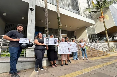 Júri de acusado por morte de criança começa com manifestação da família em Passo Fundo
