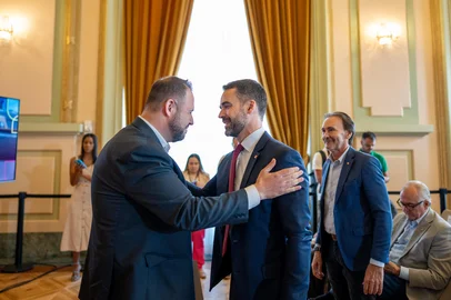 Farroupilha tem dois projetos contemplados em programa de acesso asfáltico do Estado. Na foto, o governador Eduardo Leite e o prefeito Jonas Tomazini<!-- NICAID(16000483) -->